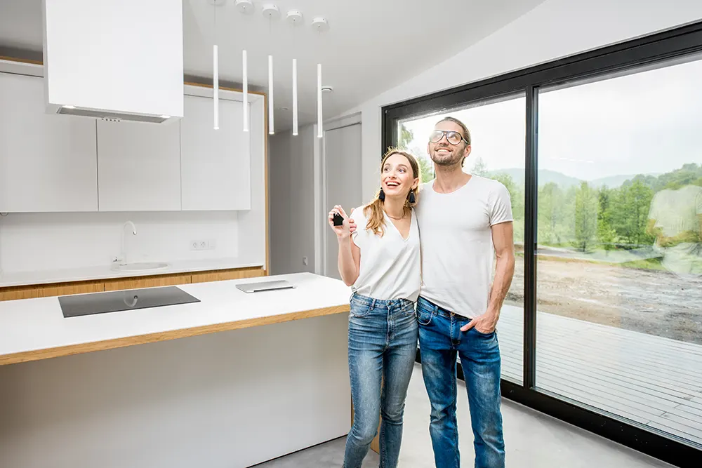 Pareja feliz en su nueva casa